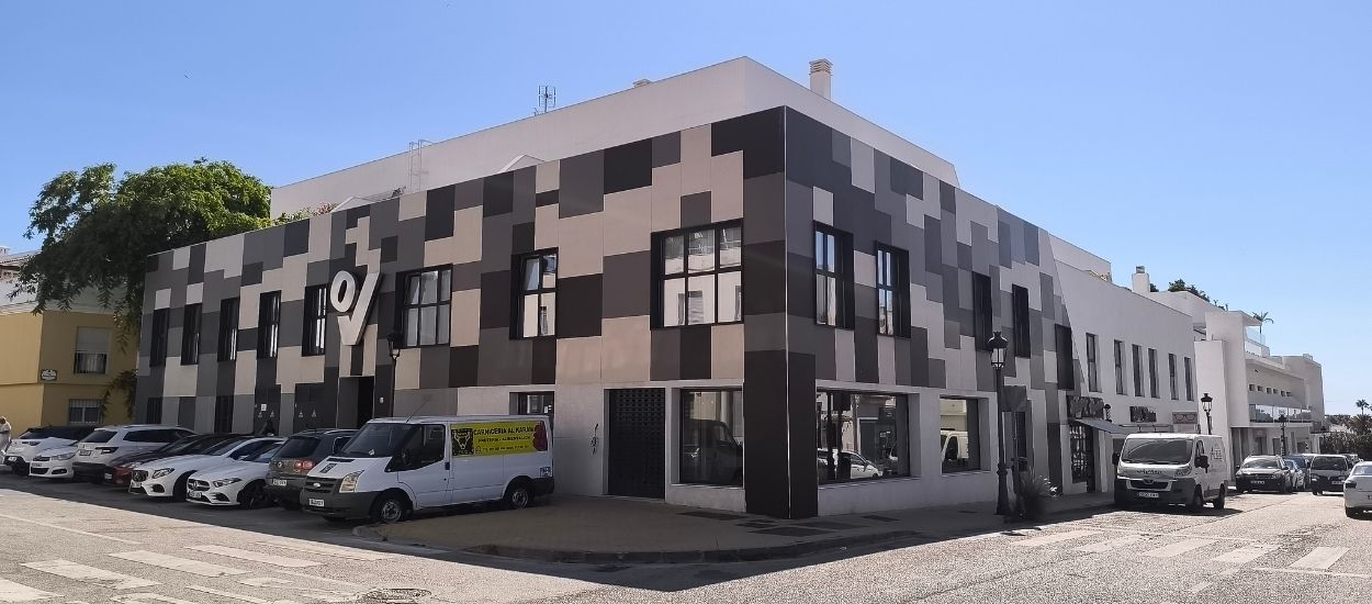 12 viviendas, oficinas y locales comerciales en Cancelada, Estepona