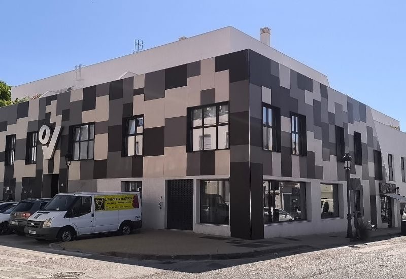 12 viviendas, oficinas y locales comerciales en Cancelada, Estepona